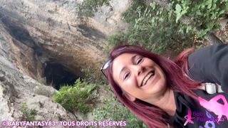 A francesa fica excitada quando passeia com esse rapaz e transa com ele.