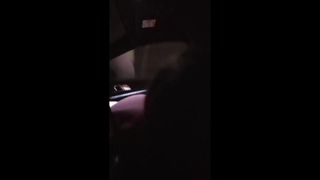 Louiselittlefrench chupa um pau duro que encontrou no carro!