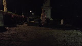 É de noite, mas Louise só pensa em se masturbar onde for