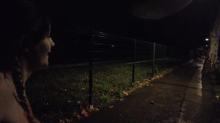 É de noite, mas Louise só pensa em se masturbar onde for