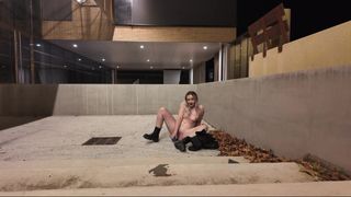 Durante a madrugada, Louise se masturba nua na rua