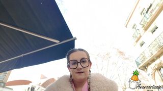 Louise tem um pouco de frio mas mesmo assim nos mostra as tetas