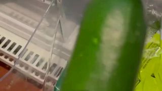Fk2 procura um pepino para se masturbar a cona com paixão!