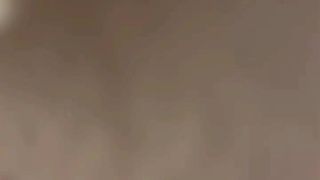 A senhora se banha e se deixa gravar exibindo seu corpo nu molhado