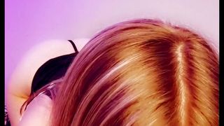 Uma bela diablita fazendo jogos sexuais com um dildo venoso