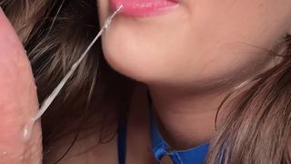 Leachipie faz seu homem gozar em um copo e bebe tudo