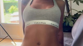 Prisca nos surpreende se masturbando na câmera para que gozemos