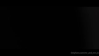 Ela procura um parceiro para não se masturbar sozinha com o seu dildo