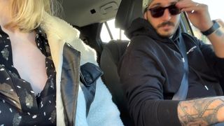 Zorra francesa fode um condutor desconhecido na natureza!