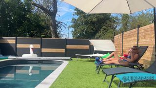 No jardim das lésbicas nunca falta a diversão com dildos