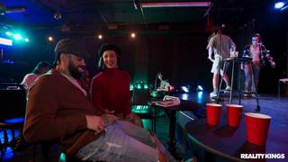 Evelin Stone chupa o pau preto de James Angel em um cenário poético Evelin Stone chupa o pau preto de James Angel em um cenário poético