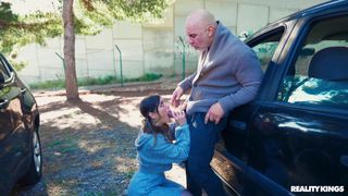 Agatha Shay transando com Christian Clay na estrada