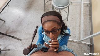 A gata negra Rhae Woods e o estudante Mike transam na sala de reuniões