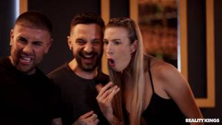 A transa sorrateira da garçonete Lia Lin com Jimmy Bud