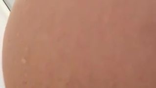 Ela adora os brinquedos sexuais e, ao colocá-lo, não quer tirá-lo