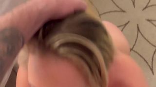 Com a loira acorrentada e fazendo sexo oral, todos nós nos excitamos