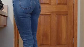 A jovem influencer sabe que gostaríamos de vê-la vestir-se para sair