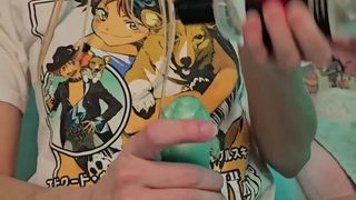 Como é bom ver uma loira brincando com seu vibrador entre as pernas