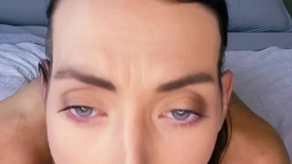 A flaca se despe para depois meter o brinquedo na cona peluda