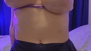 Alex tira as tetas e nos mostra como se acaricia na webcam.