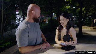 Rikako tem uma aventura noturna em Tóquio com um pau negro grande