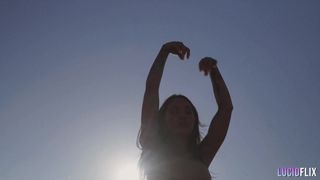 Honey Gold é fodida por Seth Gamble ao ar livre no deserto!