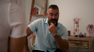 Charles faz sua enteada Madison se ajoelhar para que ela chupe