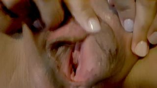 A minha esposa vai te mostrar a cona carnosa e totalmente aberta dela