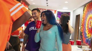 A jovem Violet Ray chupa todo o time de futebol na frente de todos