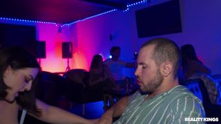 Lucy Lotus entrega-se a este homem e depois chupa-lho no bar