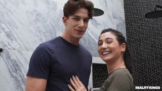 Megan Mistakes se ajoelha para chupar o pau do empresário