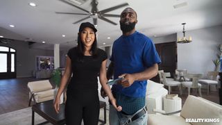 Emerald Loves lembra seus filmes pornô em uma casa de rodagem