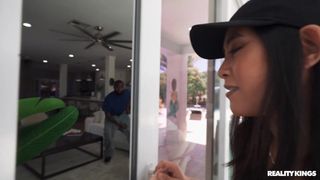 Emerald Loves lembra seus filmes pornô em uma casa de rodagem