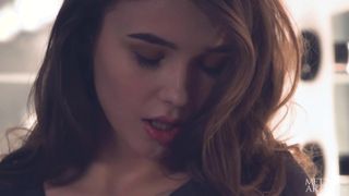 Mila Azul excitada não consegue se conter mais, deve gozar rápido!