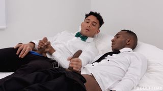 Kenzo Alvarez e Kai Taylor decidem se masturbar mutuamente como gays