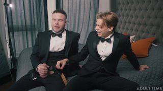 O padrinho de Leo Louis ajuda Marcus masturbando-o antes do casamento