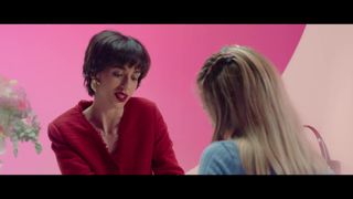 As lésbicas Gia Green e Jane Jones fodem no salão de beleza