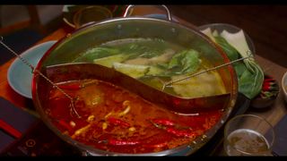 No hotpot, Zoé e Jonas excitam-se com os pimentões junto ao seu garçom