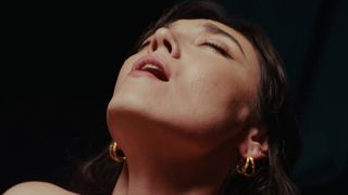 Catherine Knight murmura obscenidades e geme apaixonadamente