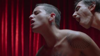 Louise Swell se faz destroçar em trio depois do tango erótico