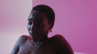 Nina Exotika dança em um lap dance privado pago por Zaawaadi