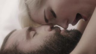 Skye Blue cavalga o corpo de Markus Cage para gozar do sexo