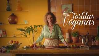 Tommy Cabrio em fantasias eróticas com a cozinheira Mercè Palau