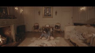 Nora em sua nova casa de campo se masturba eroticamente com as mãos