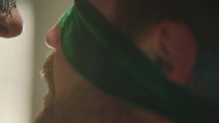 Maeva e Luca têm os olhos vendados para fazer sexo sensorial!