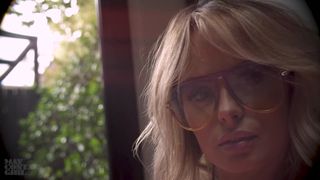 A bela loira Rhian Sugden com seu vestido rosa!