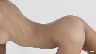 Uma simpática asiática de corpo divino fazendo um bokep a sós