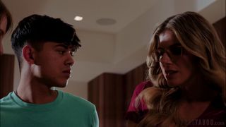 Cole fode a sua meia-irmã, Frankie, e a sua madrasta, Pia