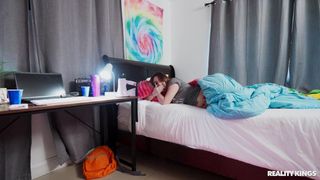 Lilibet Saunders chupa e cavalga Jodie enquanto Bunny Fae dorme!