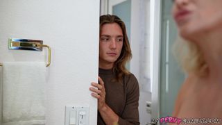 Ryan Keely está tendo uma aventura com seu enteado Axel Haze